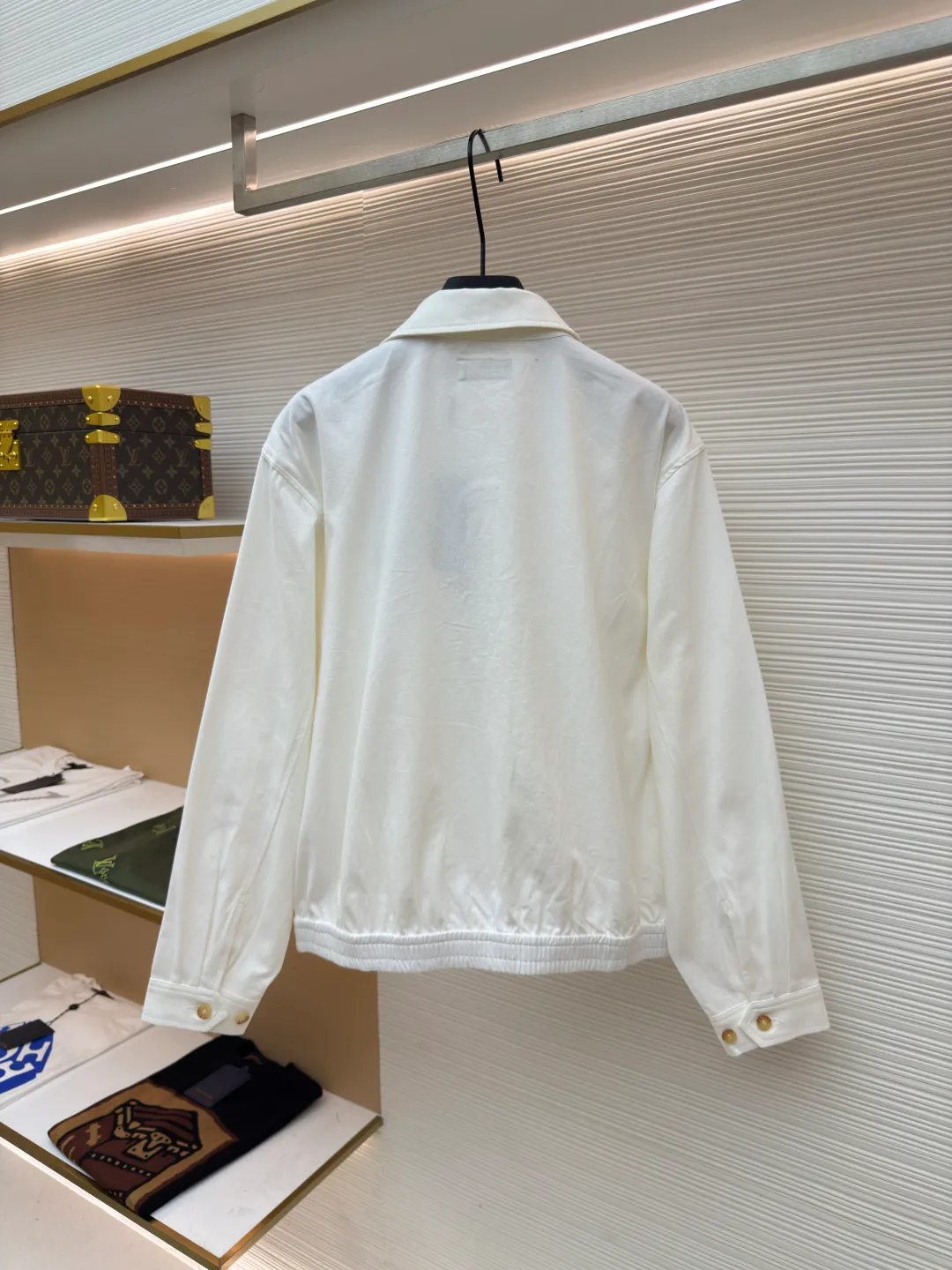 Ralph Lauren embroidered zipper jacket ●Original version: Purchased and developed by 4161 ●Item No.: 1680773-B10 ●Fabric: Clouded white twill cotton fabric ●Technology: Embroidery production ●Version: Fitted version ●Weight: about 570 grams ●Size: S-M-L-XL ●Description: Customized clouded white twill cotton, soft and silky, comfortable and close to the skin, dressed in pure white, exuding an innate elegance The exquisite indigo pony logo is embellished throughout. It is highly recognizable and carries an atmosphere of freedom and vitality. It is a symphony of pure and smart colors. It reconstructs the classics with neat styles and defines modern relaxation with versatile genes. Imported machine embroidery technology is used. Advanced computer control systems and precision mechanical components are used to achieve the iconic pony embroidery operation. High precision. The lines are smooth and delicate. The template machine opens the bag. The preset template guides the position, shape and size of the bag opening. The accuracy ensures the quality of the bag opening effect. The hem is made at one time using a three-needle waist-drawing machine. The elastic band and the fabric are sewn together in the same process using the machine's special needle position and feeding mechanism. The three-needle design is stronger and can evenly distribute pressure. Make sure that the elastic band and the fabric fit tightly, and the fabric has been washed carefully to have a better hand feel, not easy to deform, not easy to shrink, not easy to fade, and maintain long-term beauty. The overall wiring is straight and delicate, the fabric is comfortable and soft, and the color is consistent without color difference. It can be matched with the same style to create a fashionable look and control various occasions. Customized accessories, complete with three standards, same style for men and women!